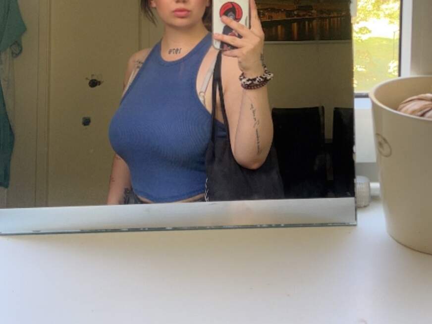 Nadja aus Ingolstadt mit brünett Haar und blau Blick