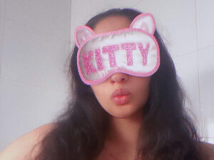 Bianca aus Offenbach mit schwarz Haar und braun Blick