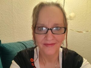 Porträt von Carina aus Kiel mit brünett Haaren und blau Augen