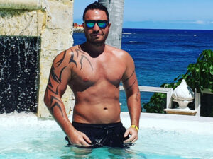 Porträt von Nele aus Dresden mit brünett Haaren und braun Augen