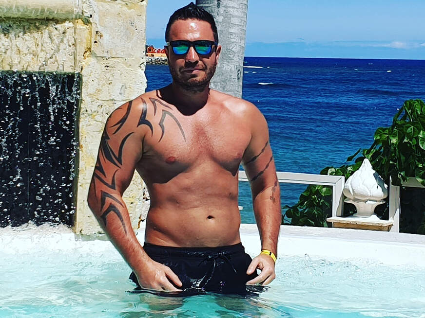 Porträt von Nele aus Dresden mit brünett Haaren und braun Augen