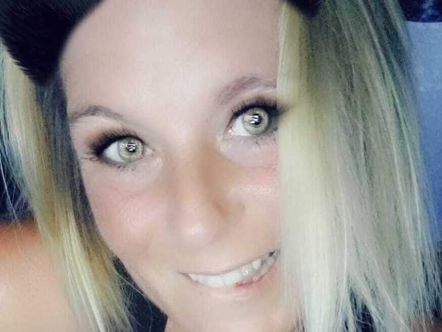 Porträt von Leonie aus Köln mit brünett Haaren und braun Augen