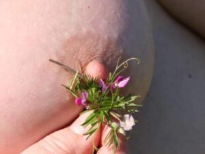 Porträt von Djamila mit schwarz Haar und grün-grau Blick