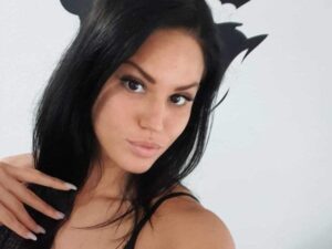 Porträt von Mila aus Mainz mit schwarz Haaren und braun Augen