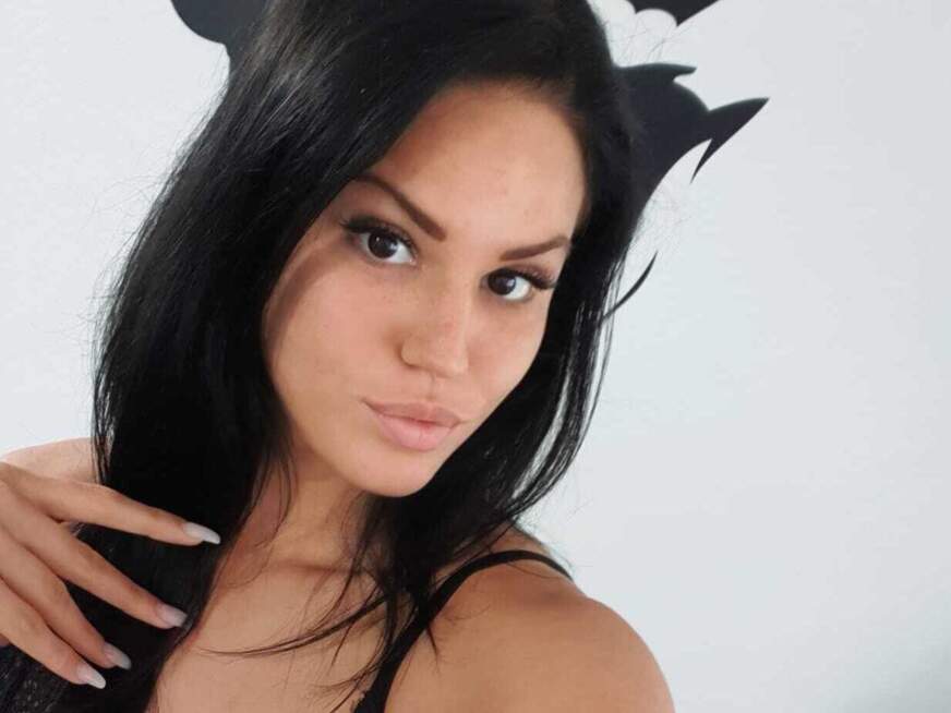 Porträt von Mila aus Mainz mit schwarz Haaren und braun Augen