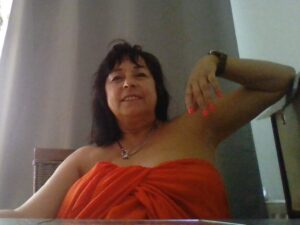 Porträt von Nina aus München mit schwarz Haaren und braun Augen